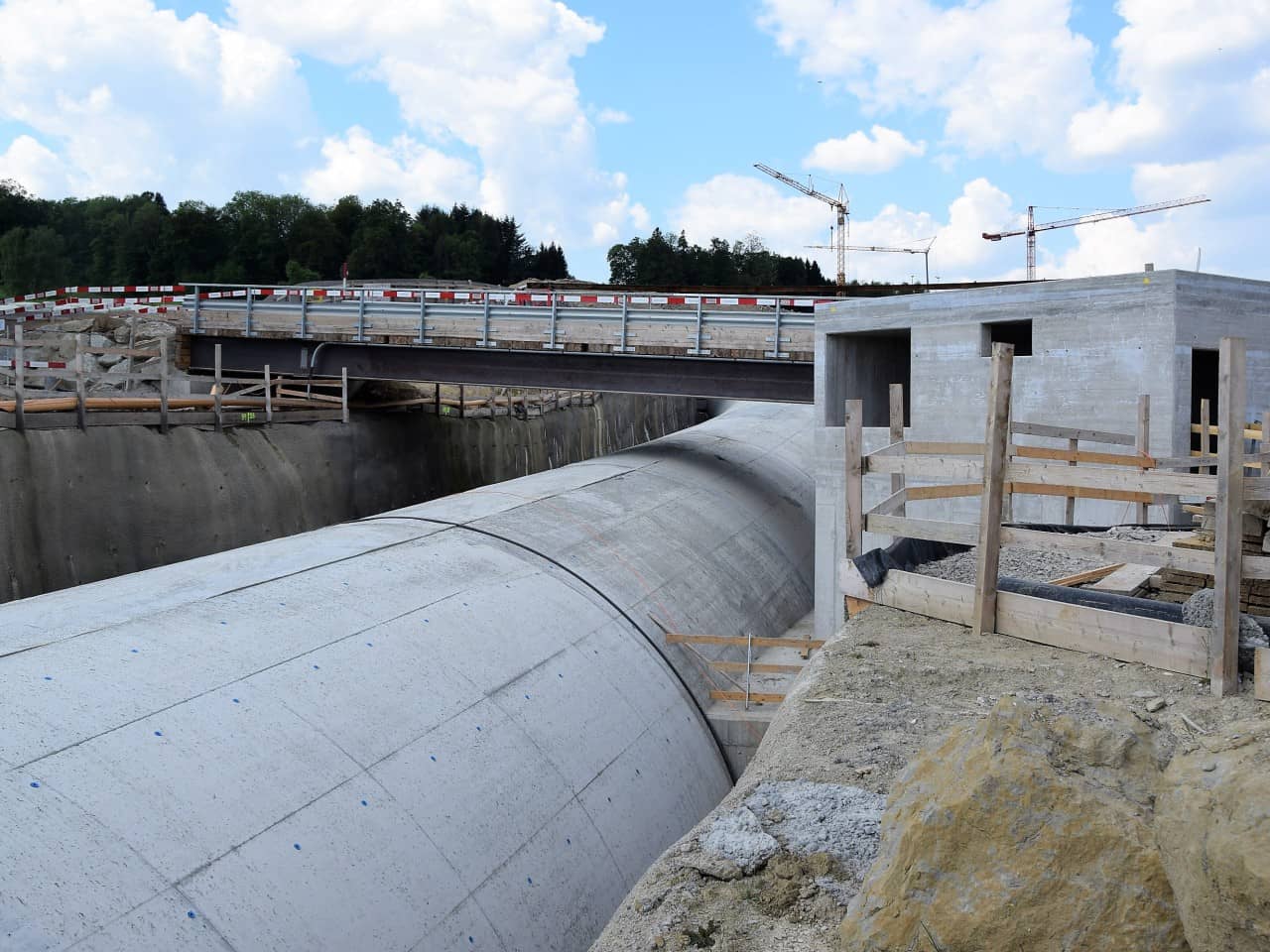 Tagbautunnel Letten mit Gebäude Fluchweg Süd