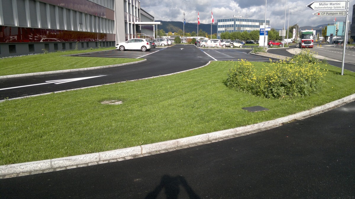 Bild von der neuen Zufahrt zum Parkplatz der Firma Müller Martini AG. Im Hintergrund die neuen Parkplätze.
