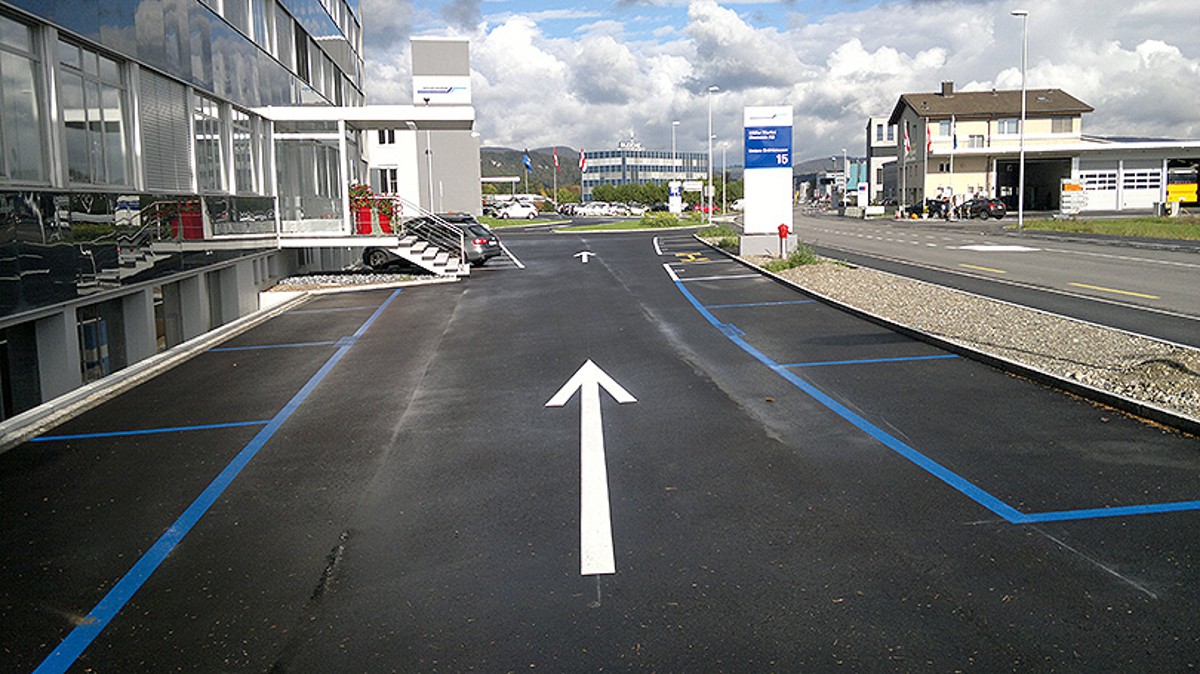 Foto von den neu gestalteten Parkplätzen bei der Firma Müller Martini AG