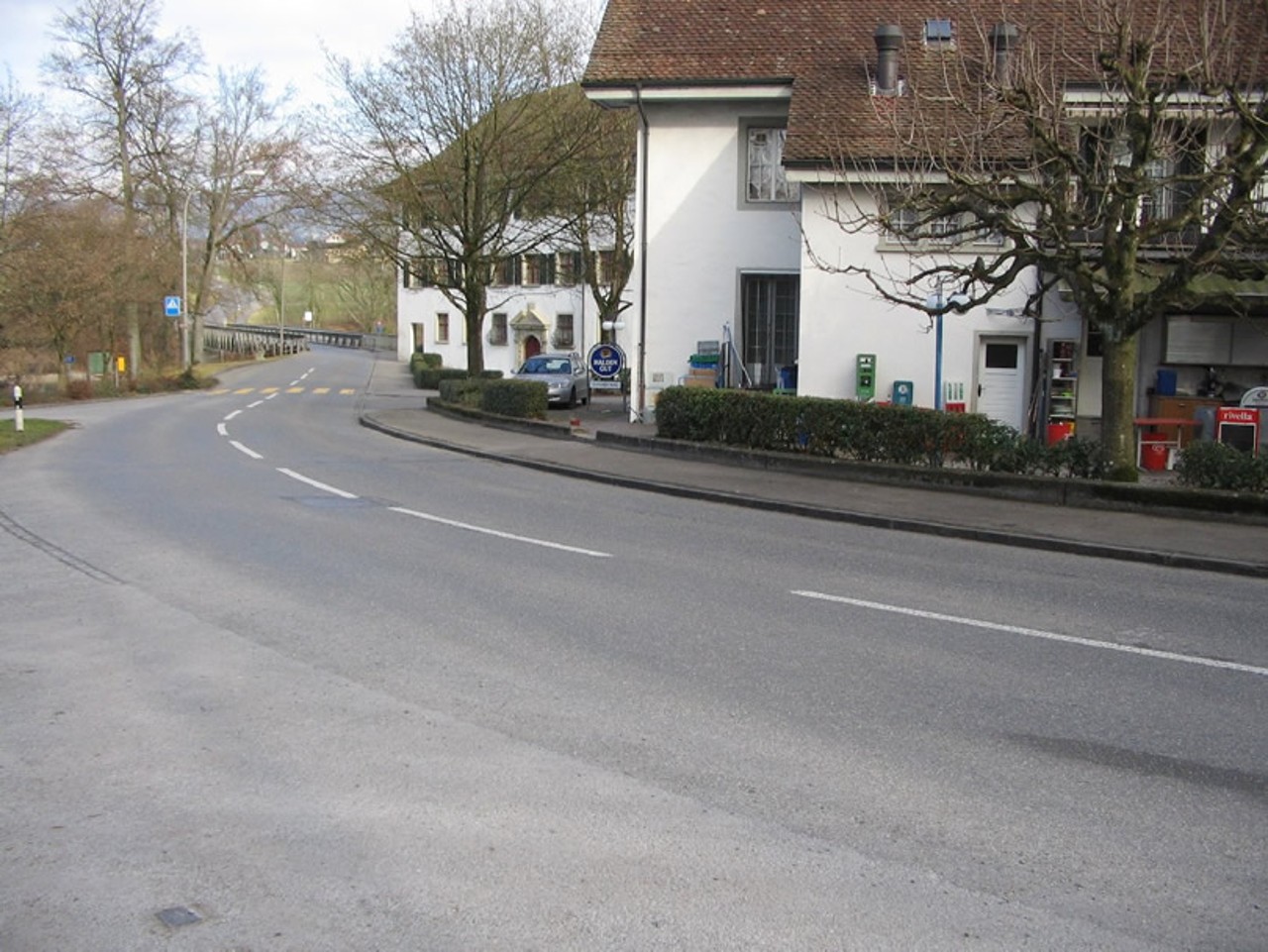 Rechts das Restaurant und links die Einmündung der Ortsverbindungsstrasse von Tägerig