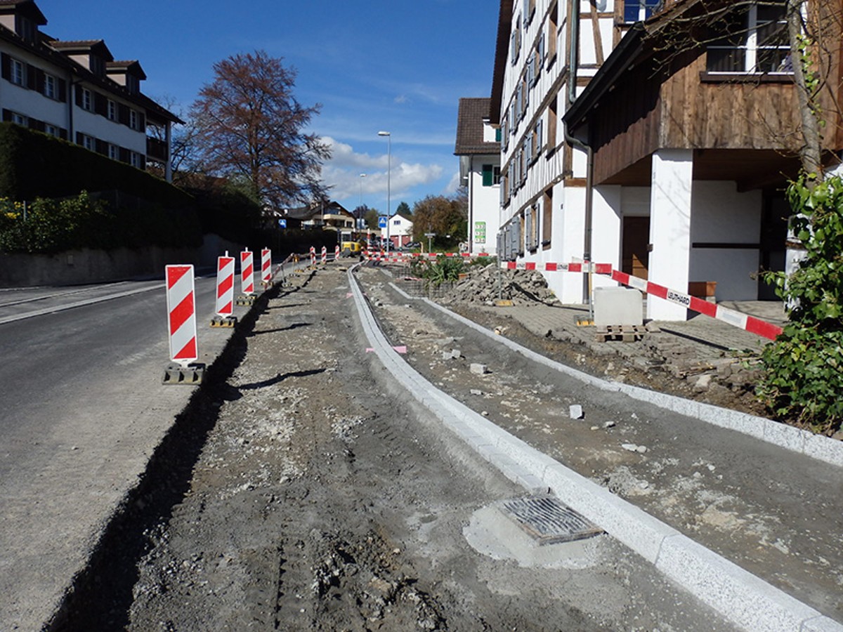 Foto von Bauarbeiten an den Randabschlüssen bei Einmündung Rotzenbühlstrasse