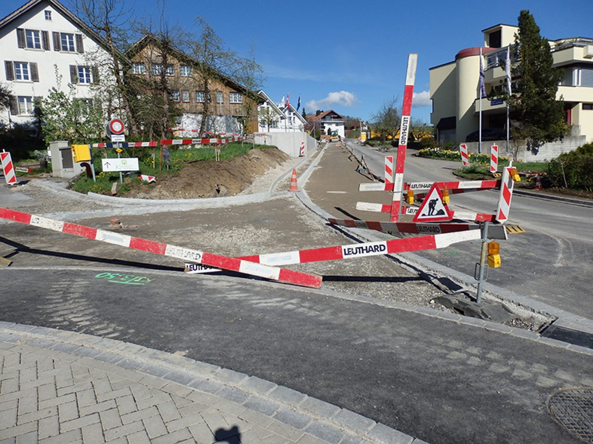 Foto von Bauarbeiten an den Randabschlüssen bei Einmündung Mitteldorfstrasse