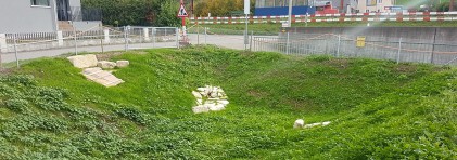 Neues Versickerungsbecken mit Zaun beim Rheinweg, Rekingen