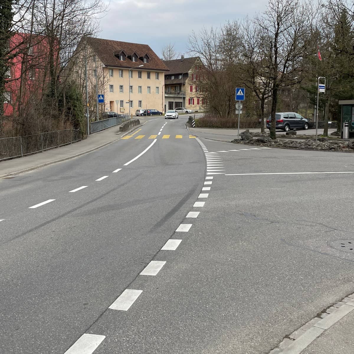 Knoten Unterdorfstrasse / Eglisilerstrasse mit Aabachbrücke in Seon