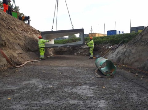 Der bestehende Hochwasser-Entlastungskanal wird verlegt, vorfabrizierte Betonkanäle kommen zum Einsatz