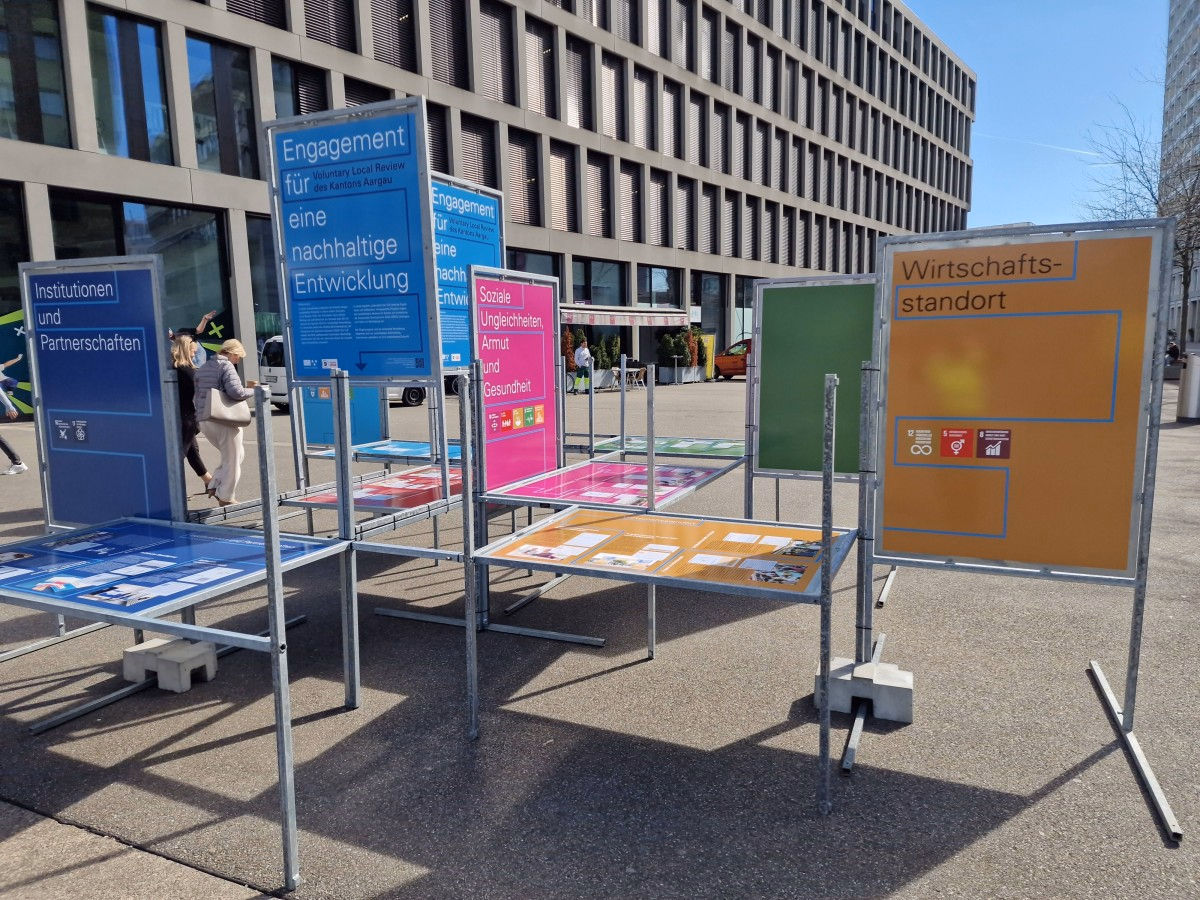 Das Bild eine Ausstellung aus Plakatsänder vor der FHNW in Brugg Windisch.