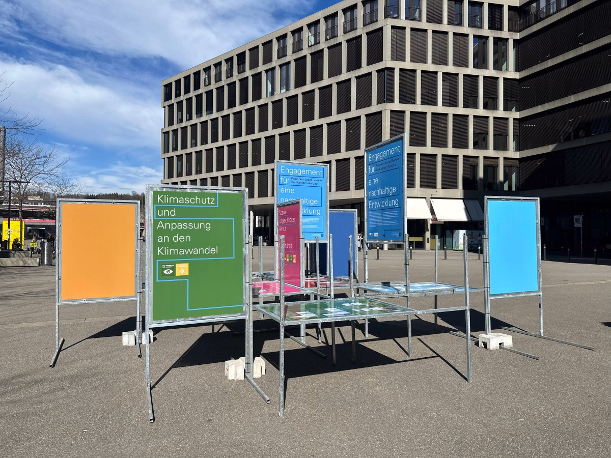 Das Bild eine Ausstellung aus Plakatsänder vor der FHNW in Brugg Windisch.