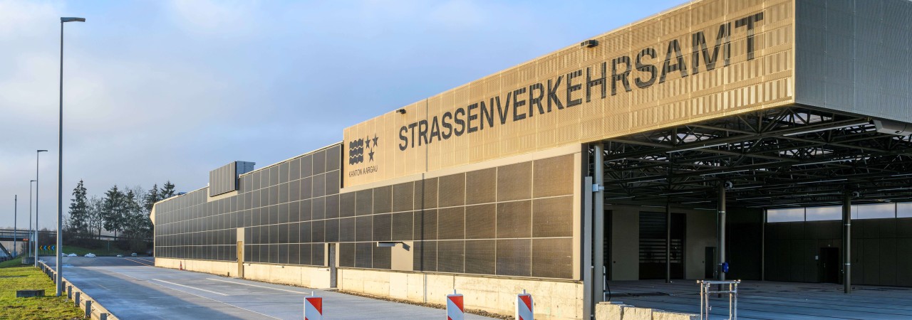 Solaranlage an der Fassade des Strassenverkehrsamts.