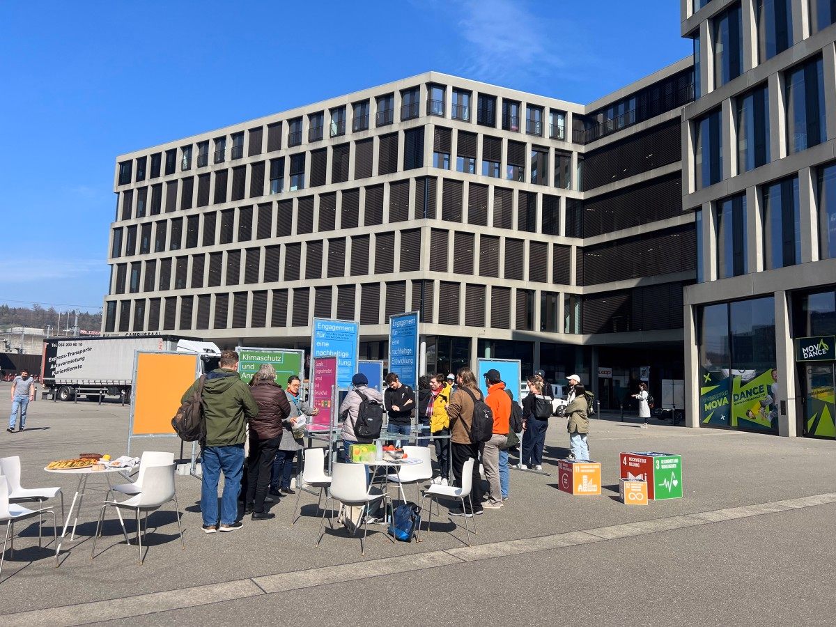 Das Bild zeigt eine Ausstellung mit Plakatständer vor der FHNW in Brugg Windisch.