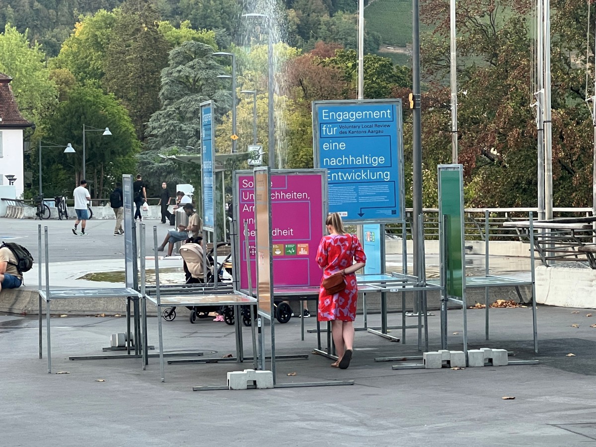 Das Bild zeigt die Ausstelung zum VLR in Baden mit einer Besucherin.