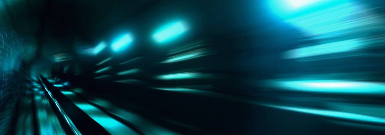 Blick in einen Tunnel, an dessen Wand Datenströme zu sehen sind. Es wirkt so, als würde man mit hoher Geschwindigkeit durch den Tunnel fahren.