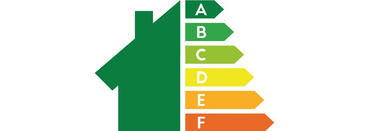Eine Grafik einer grünen Haushälfte, die andere Hälfte zeigt die Energieeffizients-Klassen von A bis G.