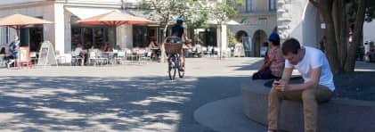 Velofahren und im Schatten verweilen auf dem Schlossbergplatz in Baden.