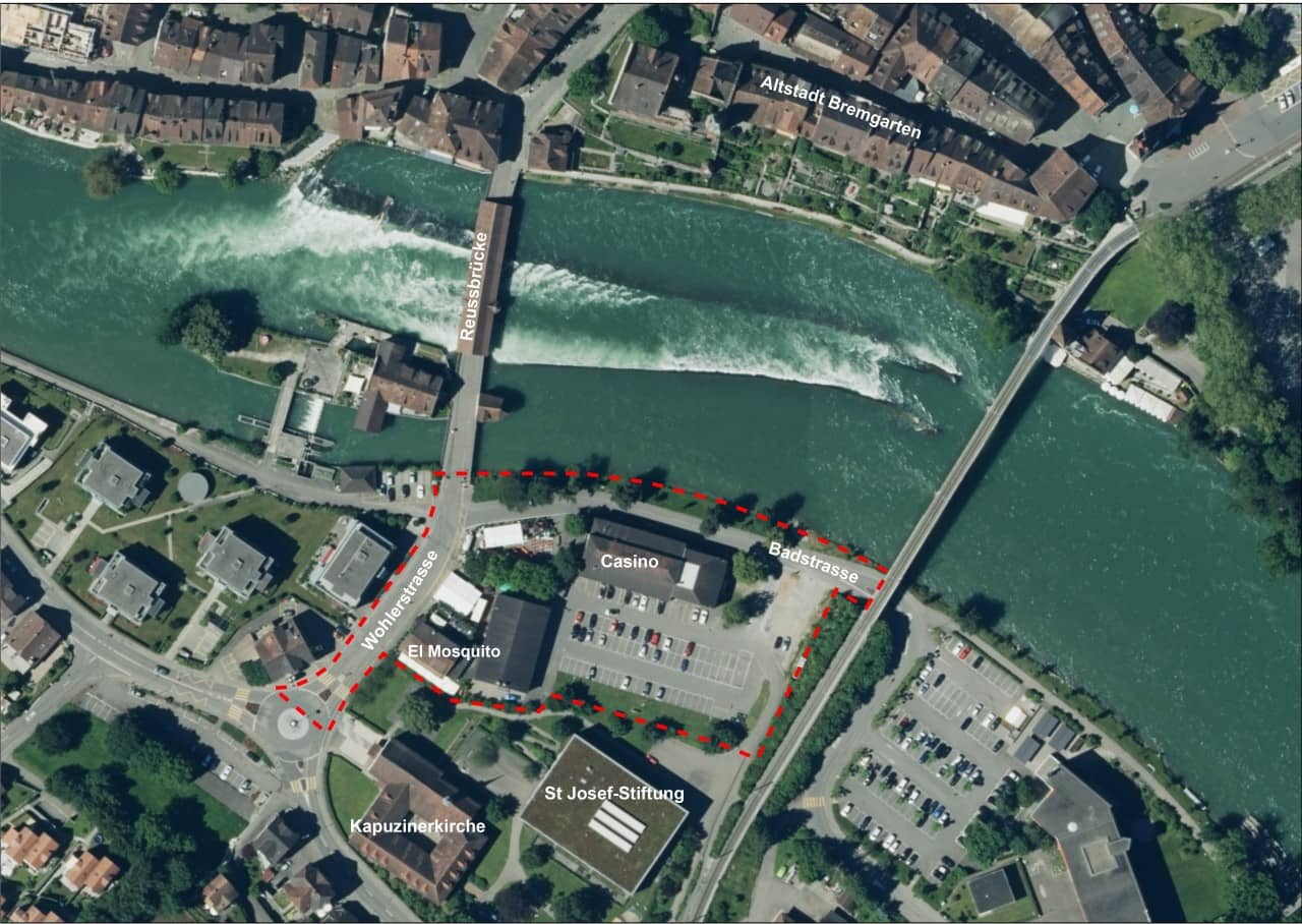 Luftbild mit markiertem Planungsperimeter. Dieser erstreckt sich um das Casino Bremgarten und umfasst: Die Uferzone an der Reuss mit der Badstrasse, die Wohlerstrasse ab Brückenende, die direkt anliegenden Parkplätze sowie das Restaurant El Mosquito.