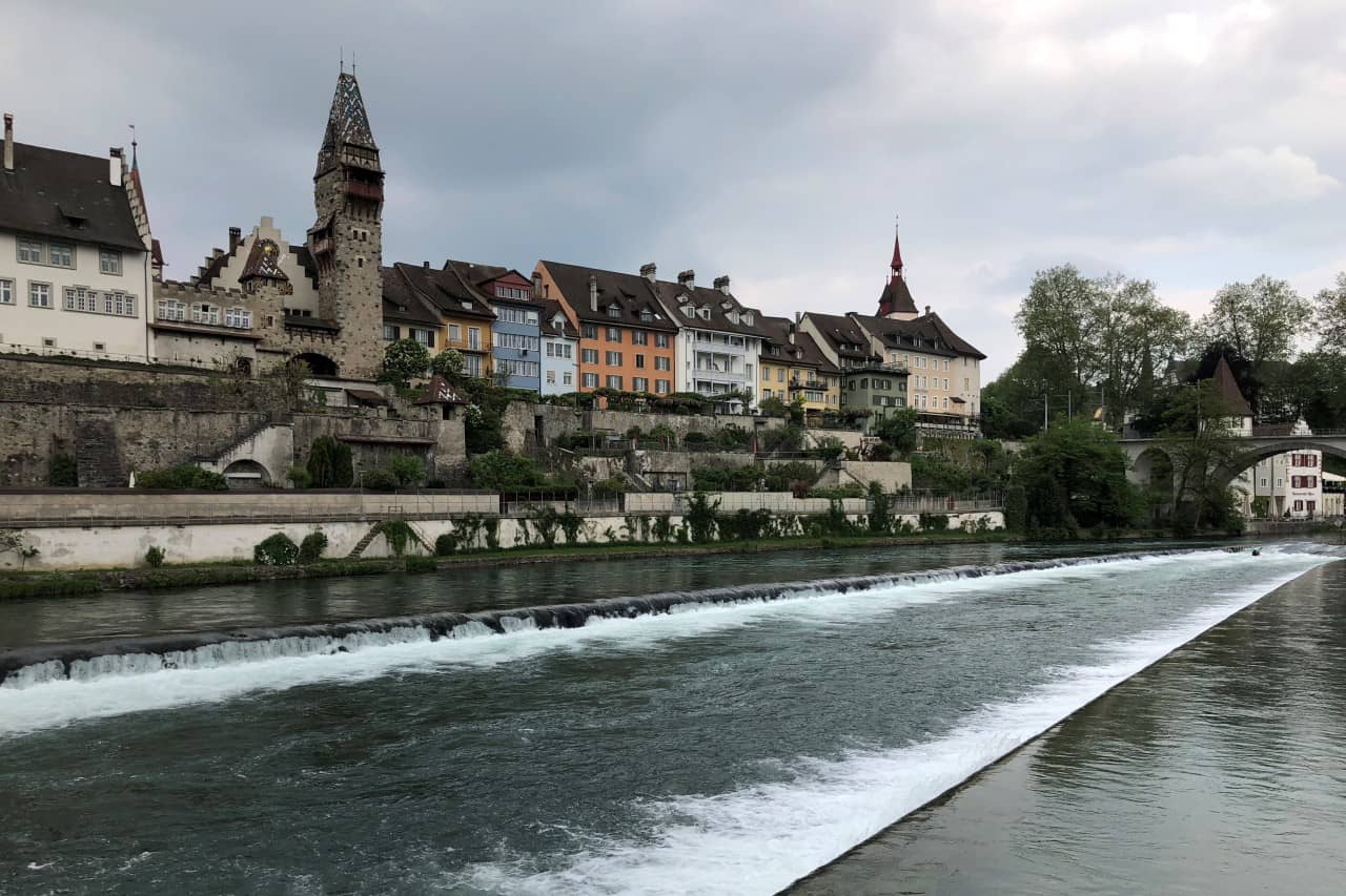 Blick vom gegenüberliegenden Reussufer auf die malerische Altstadt von Bremgarten.