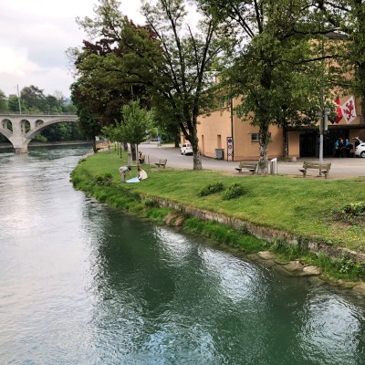 Sicht von der alten Reussbrücke auf den Casinoplatz Bremgarten mit der Reuss im Vordergrund und der Eisenbahnbrücke im Hintergrund.