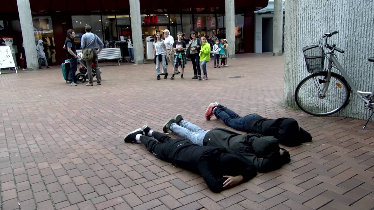 Jugendliche liegen auf dem Boden.