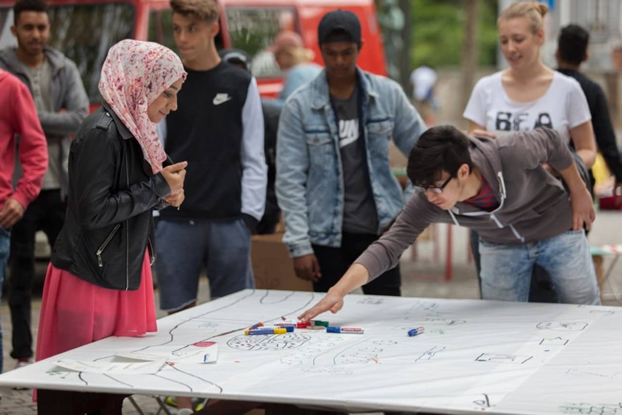Stadtereignis Aarau. Jugendliche zeichnen einen Plan.