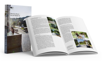 Vor einem weissen Hintergrund steht das Cover und liegt eine Inhaltsseite der Publikation: Öffentliche Räume – Orte der Begegnung.