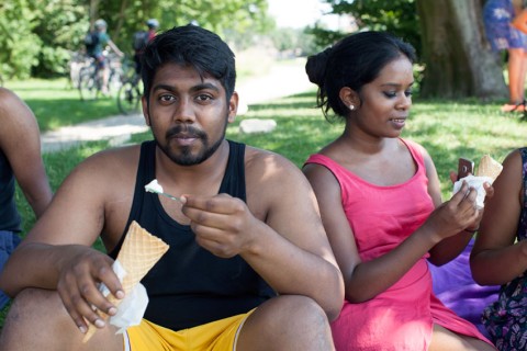 Jeminson sitzt mit Freunden im Park und isst ein Eis