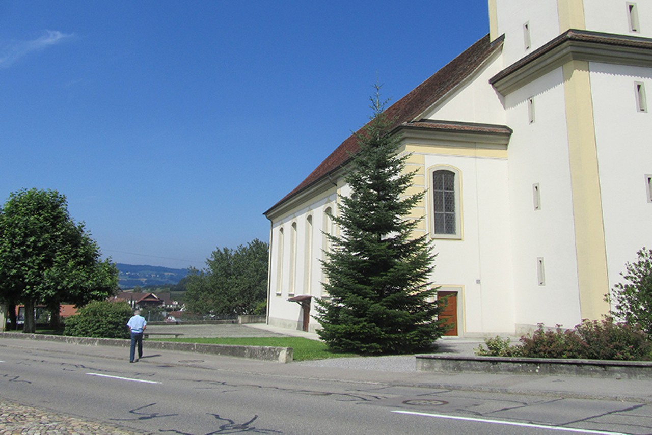 Kirche und Kirchplatz von Sarmenstorf