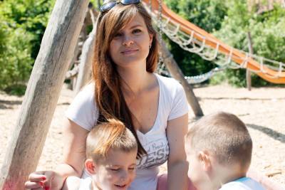 Ivana mit ihren beiden Söhnen auf einem Spielplatz in Spreitenbach.
