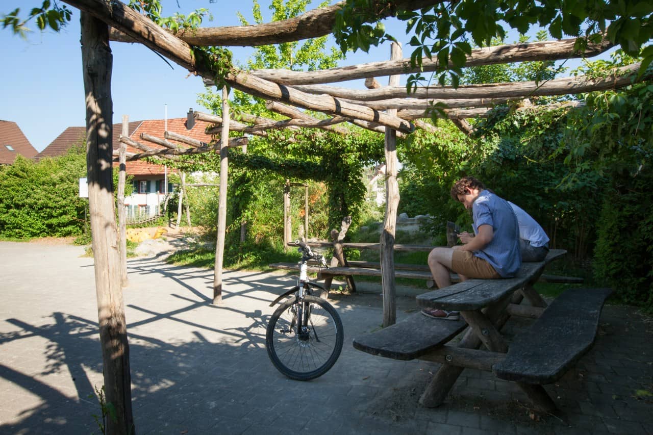 Jungendliche unter einer Pergola in Spreitenbach.