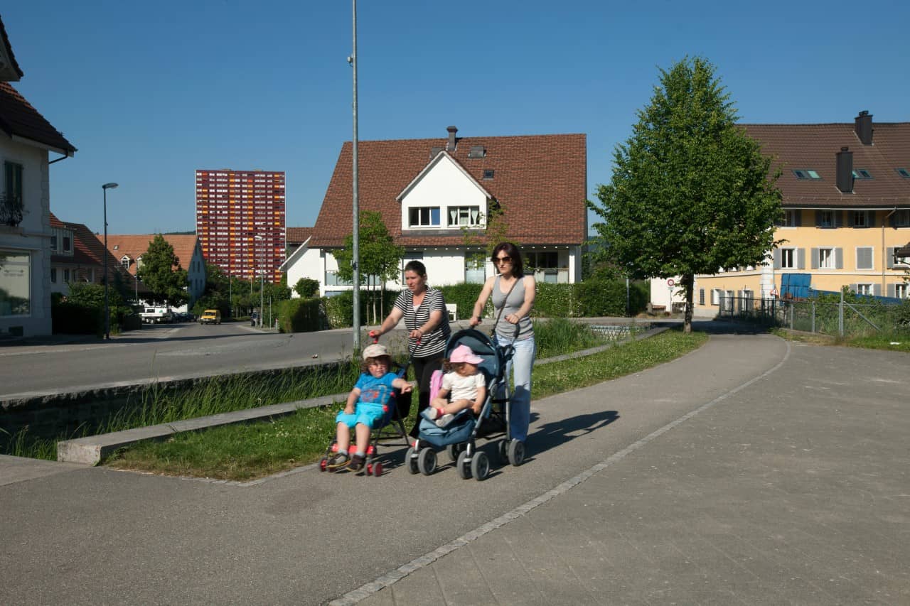 Spaziergängerinnen am freigelegten Dorfbach in Spreitenbach.