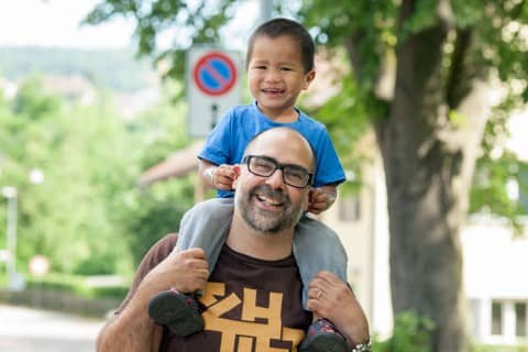 Bild von Ton der auf den Schultern seines Vaters Vito sitzt.