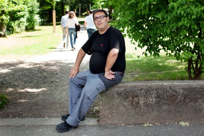 Antonio aus Turgi auf einer Mauer sitzend.