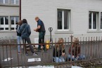 Eine Gruppe von Schülerinnen streicht den Zaun am Jugendhaus