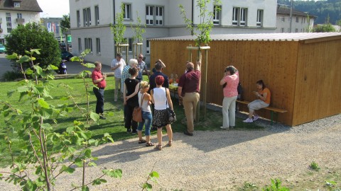 Die neu gestaltete Umgebung beim Jugendhaus wird mit einem Apéro eingeweiht