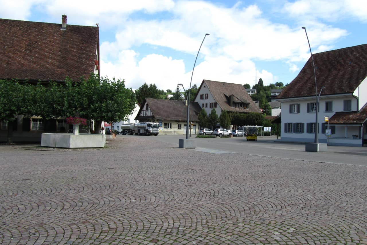Dorfplatz von Wölflinswil, Sicht von Süden.