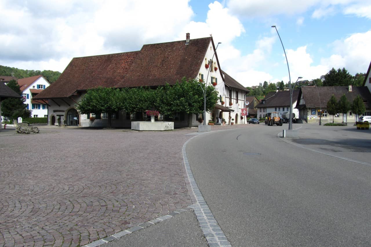 Dorfplatz von Wölflinswil mit der Kantonsstrasse, Sicht von Südosten.
