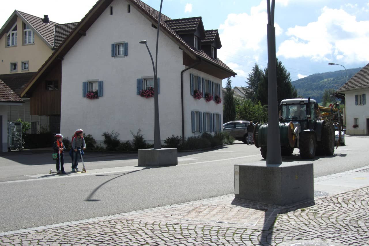 Kinder warten am Strassenrand.