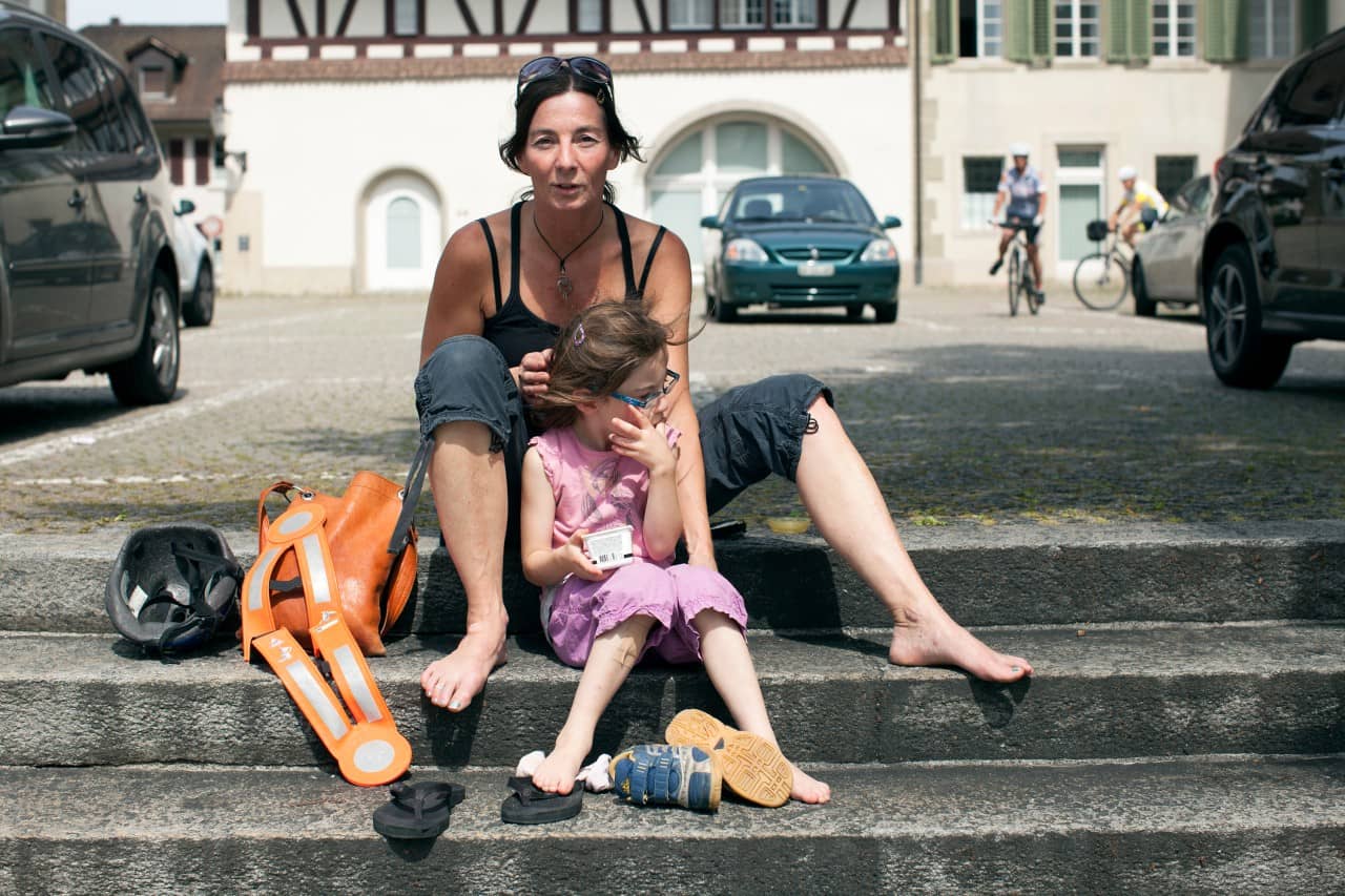 Eine Mutter mit ihrer Tochter sitzen auf einer Treppe in der Zofinger Altstadt.