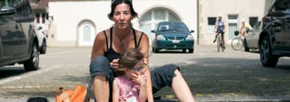 Eine Mutter mit ihrer Tochter sitzen auf einer Treppe in der Zofinger Altstadt.