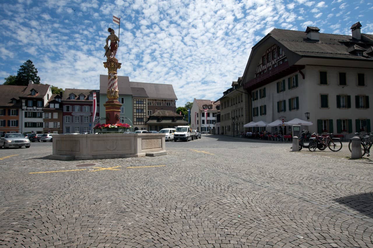 Der Brunnen und das Rathaus auf dem Niklaus-Thut-Platz in Zofingen.