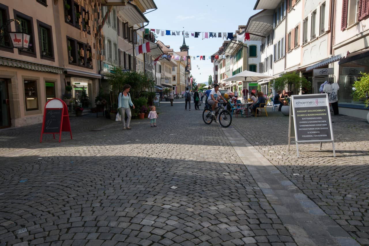 Belebte Gasse in der Altstadt Zofingen.