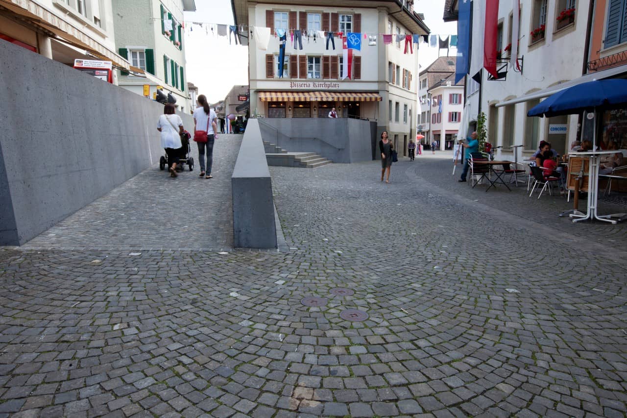 Moderne Architektur-Elemente in einer neugestalteten Gasse der Zofinger Altstadt.