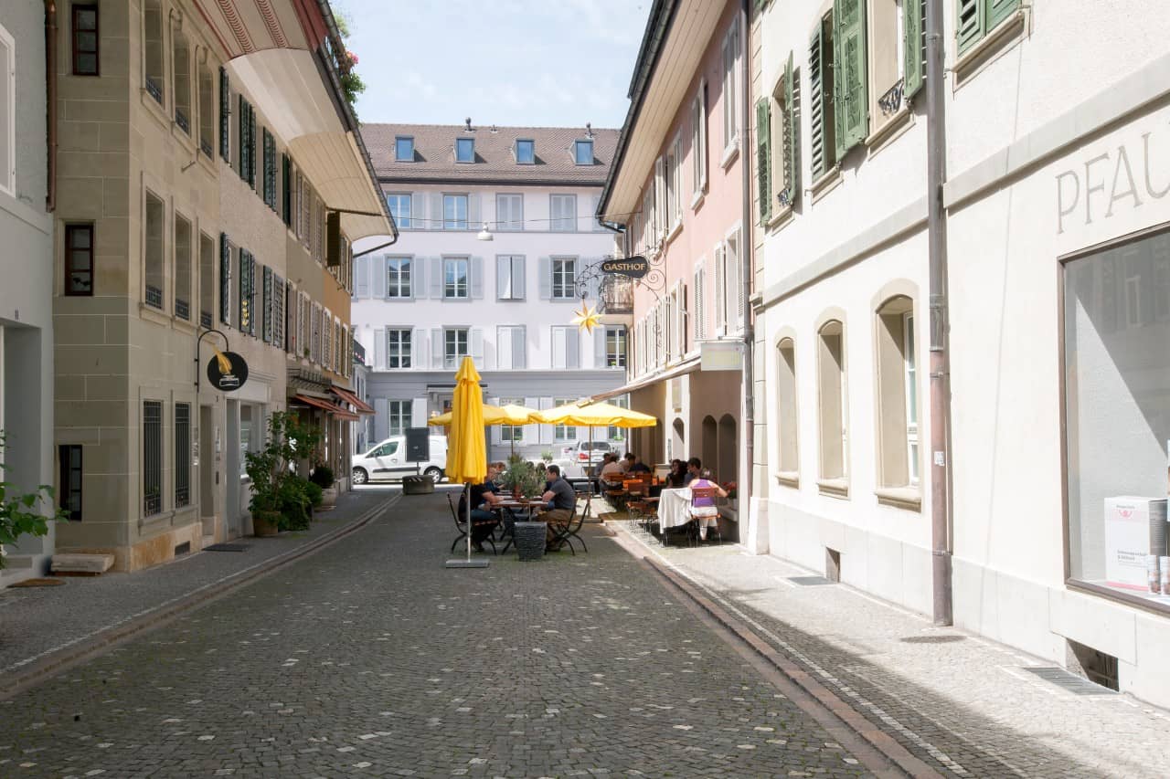  Gasthofe mit Aussenplätzen in einer Seitengasse der Altstadt Zofingen.