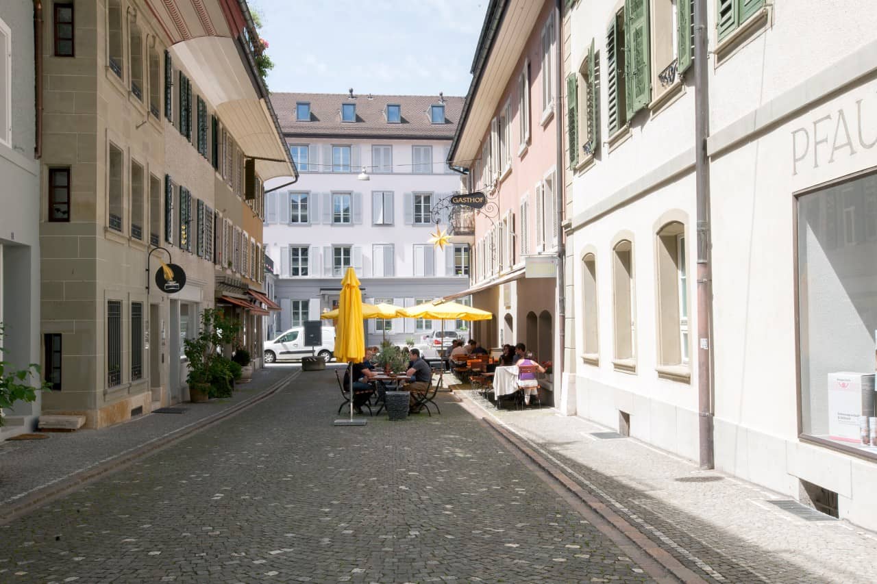 Gasthofe mit Aussenplätzen in einer Seitengasse der Altstadt Zofingen.