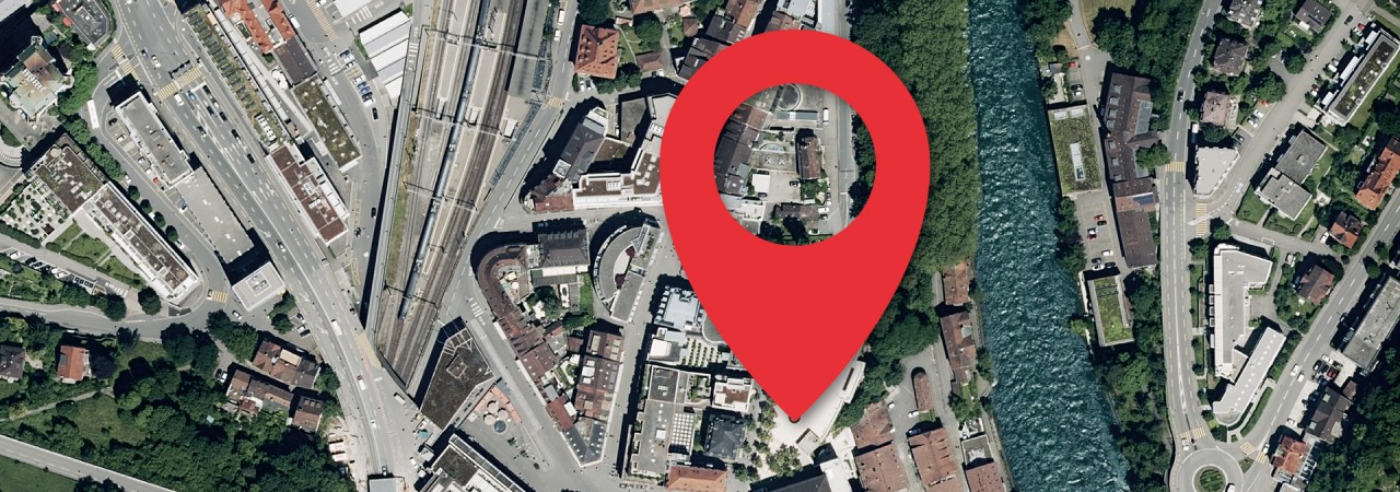 Luftbild der Altstadt von Baden, das von einem roten Pin-Symbol überlagert wird.
