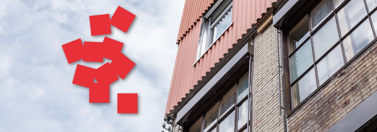 Bild einer Gebäudefassade, das von einem roten Symbol aus kleinen Quadraten überlagert wird.