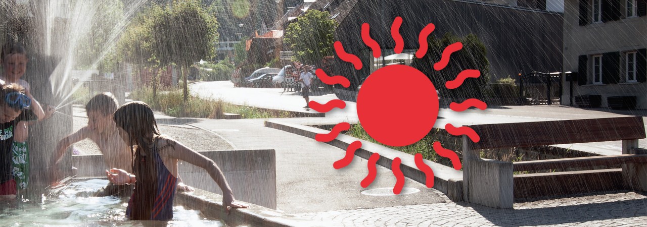 Bild von badenden Kindern in einem Brunnen, das von einem roten Sonnen-Symbol überlagert wird.