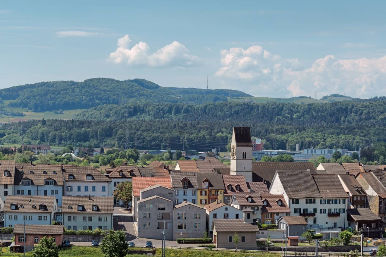 Das neue Altstadthaus fügt sich harmonisch in die historische Stadtsilhouette von Klingnau ein.