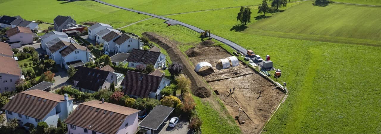 Luftaufnahme einer Ausgrabung im Bereich der geplanten Umfahrungsstrasse in Sins.