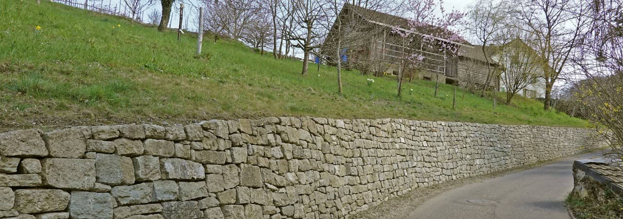 Durch den Weiler Holzrüti in Niederrohrdorf führt ein hostorischer Verkehrsweg von lokaler Bedeutung.