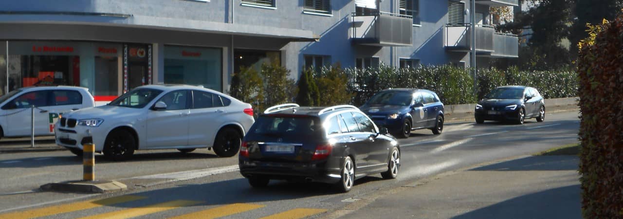Foto des Strassenverkehrs auf der Entfelderstrasse in Aarau.