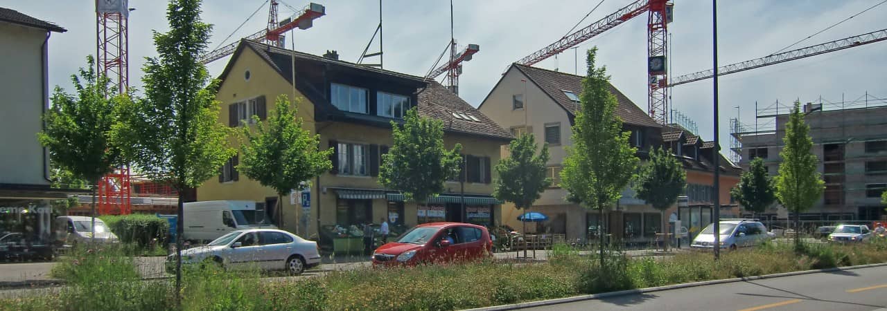 Foto der Zürcherstrasse in Windisch, mit Baukränen im Hintergrund.
